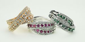 Set anelli in oro binco con diamanti zaffiri smeraldin- Carini Gioielli - Collezione Classica