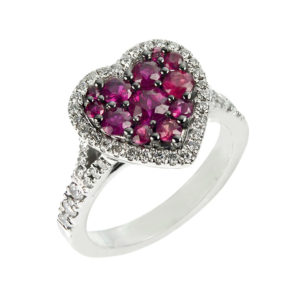 anello-oro-rosa-con-diamanti-e-zaffiri-cuore-collezione-heart